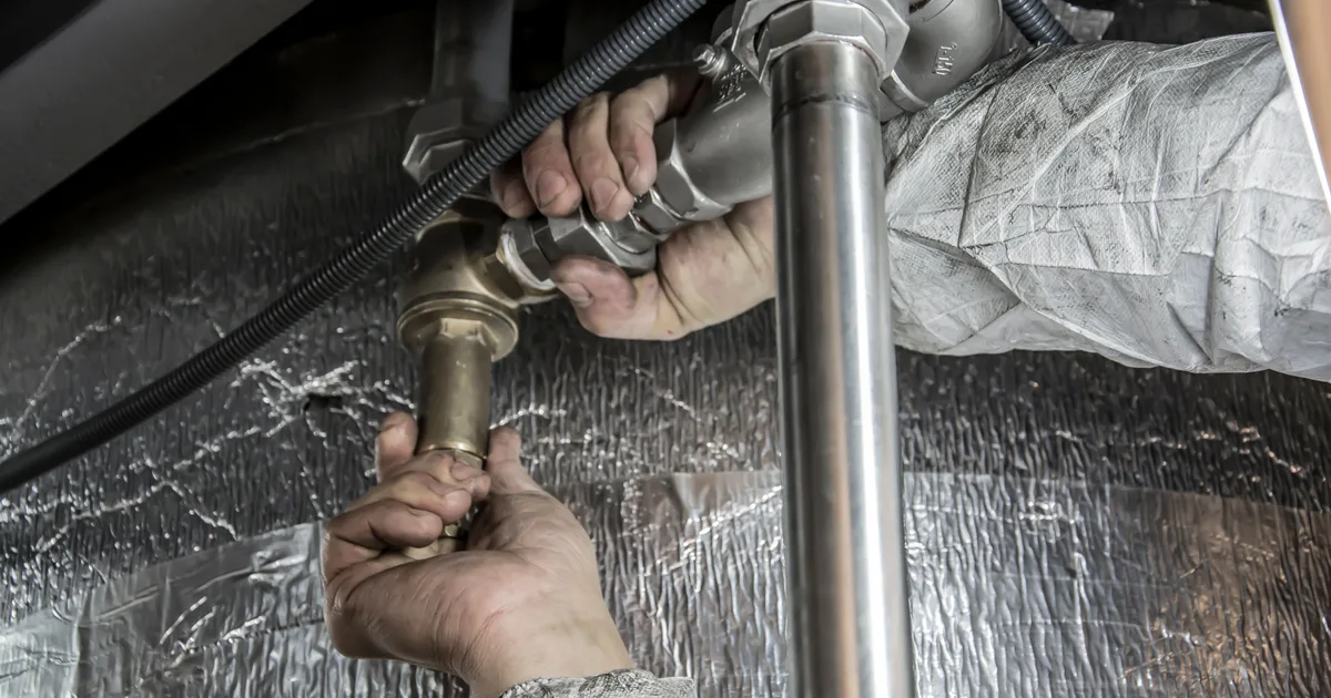 Google Ads для сантехніків 2026: клік «emergency plumber» коштує $76. Що купувати, а що блокувати